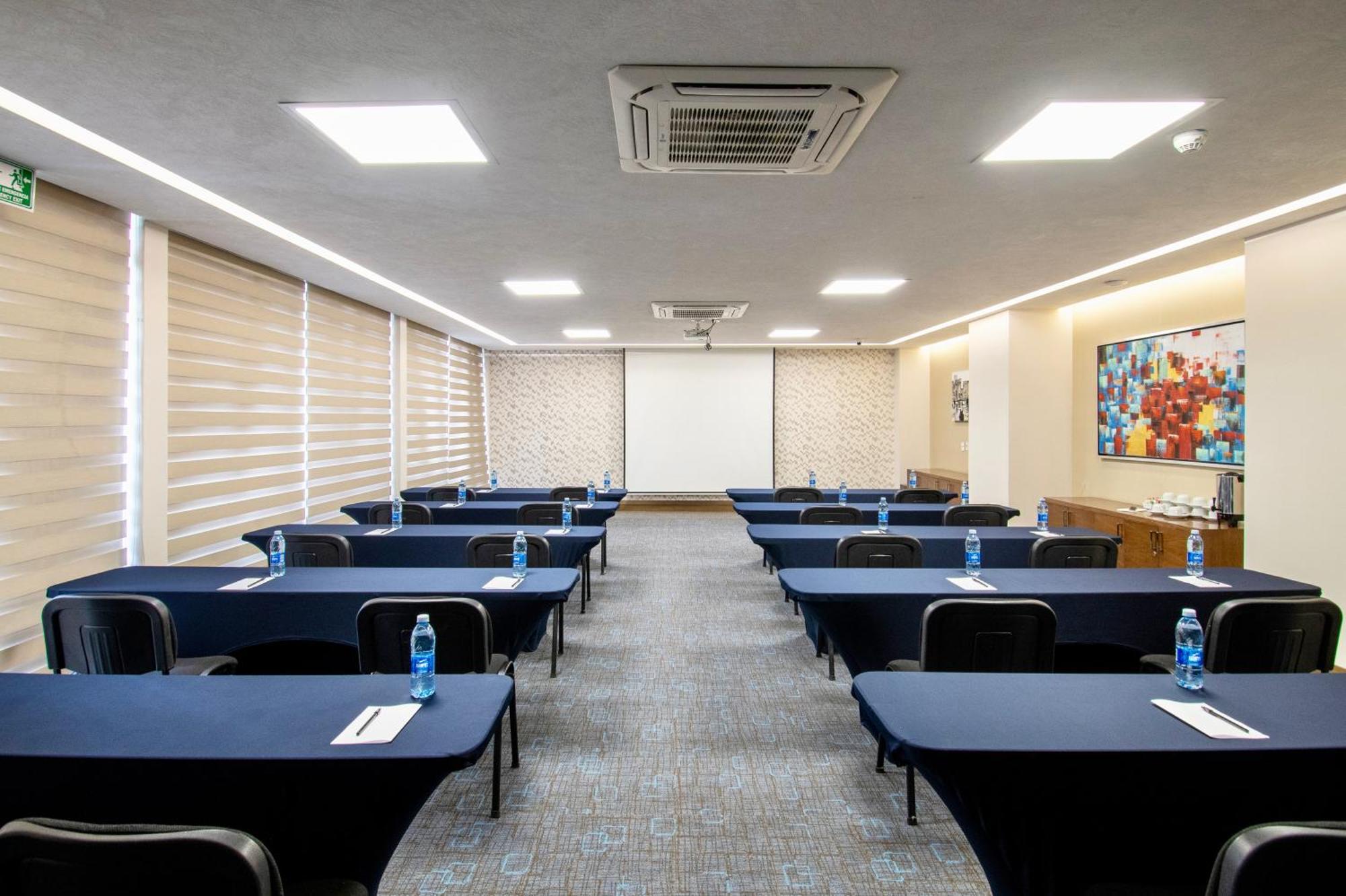 Hotel Velvet Plaza Γκουανταλαχάρα Εξωτερικό φωτογραφία