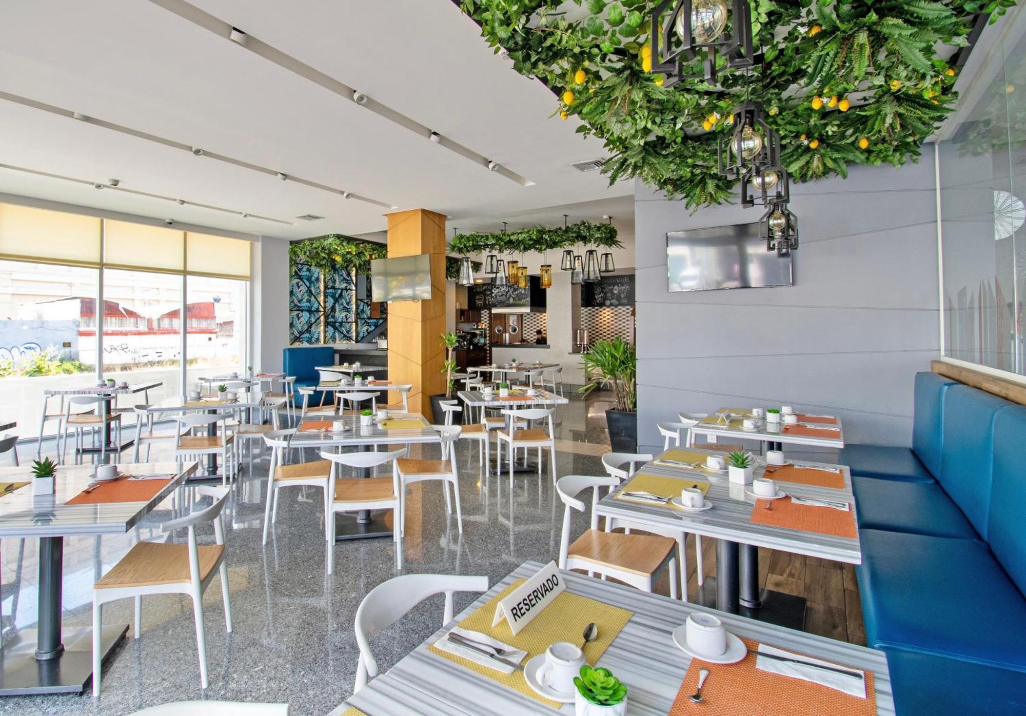 Hotel Velvet Plaza Γκουανταλαχάρα Εξωτερικό φωτογραφία