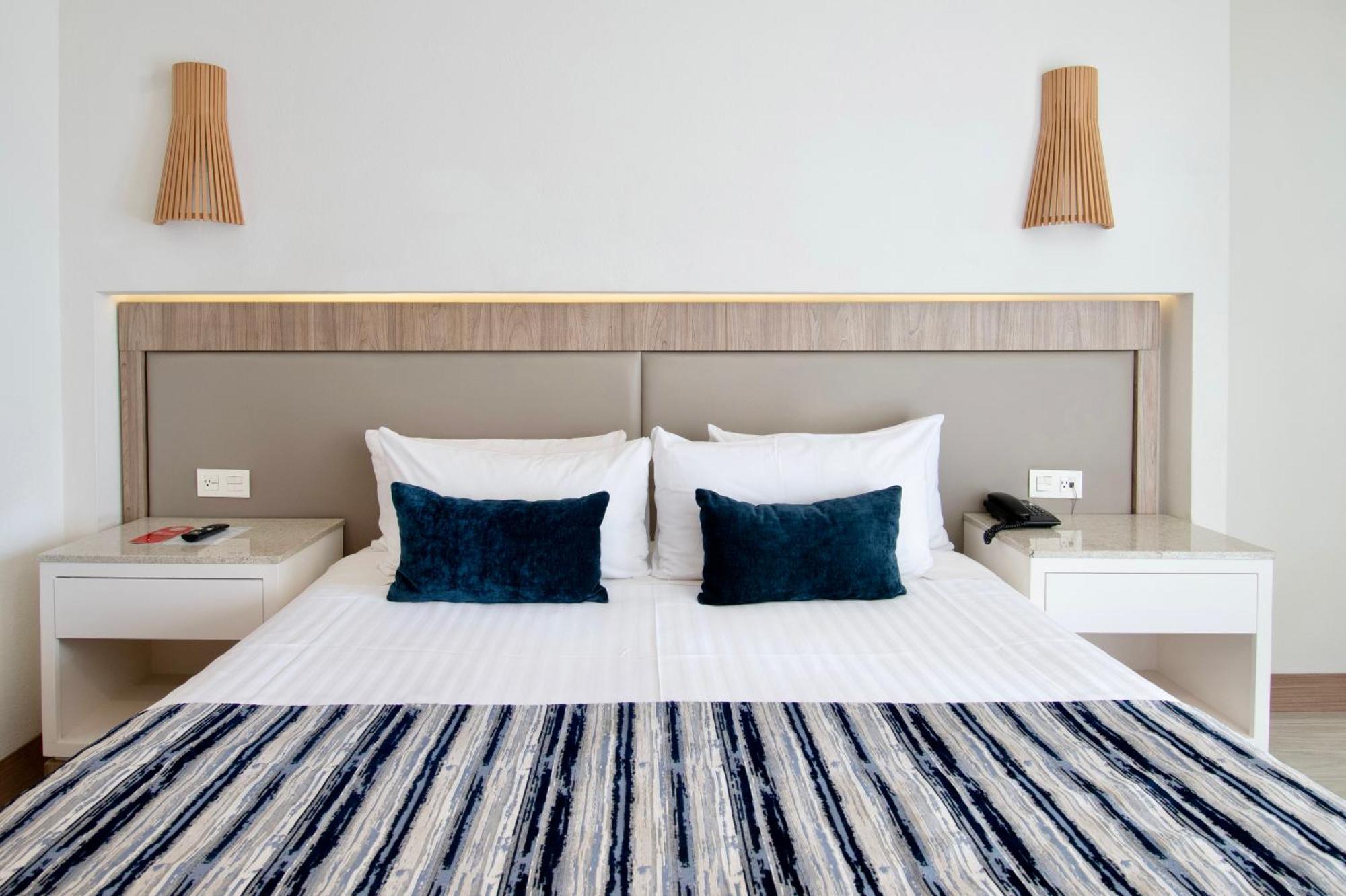 Hotel Velvet Plaza Γκουανταλαχάρα Εξωτερικό φωτογραφία