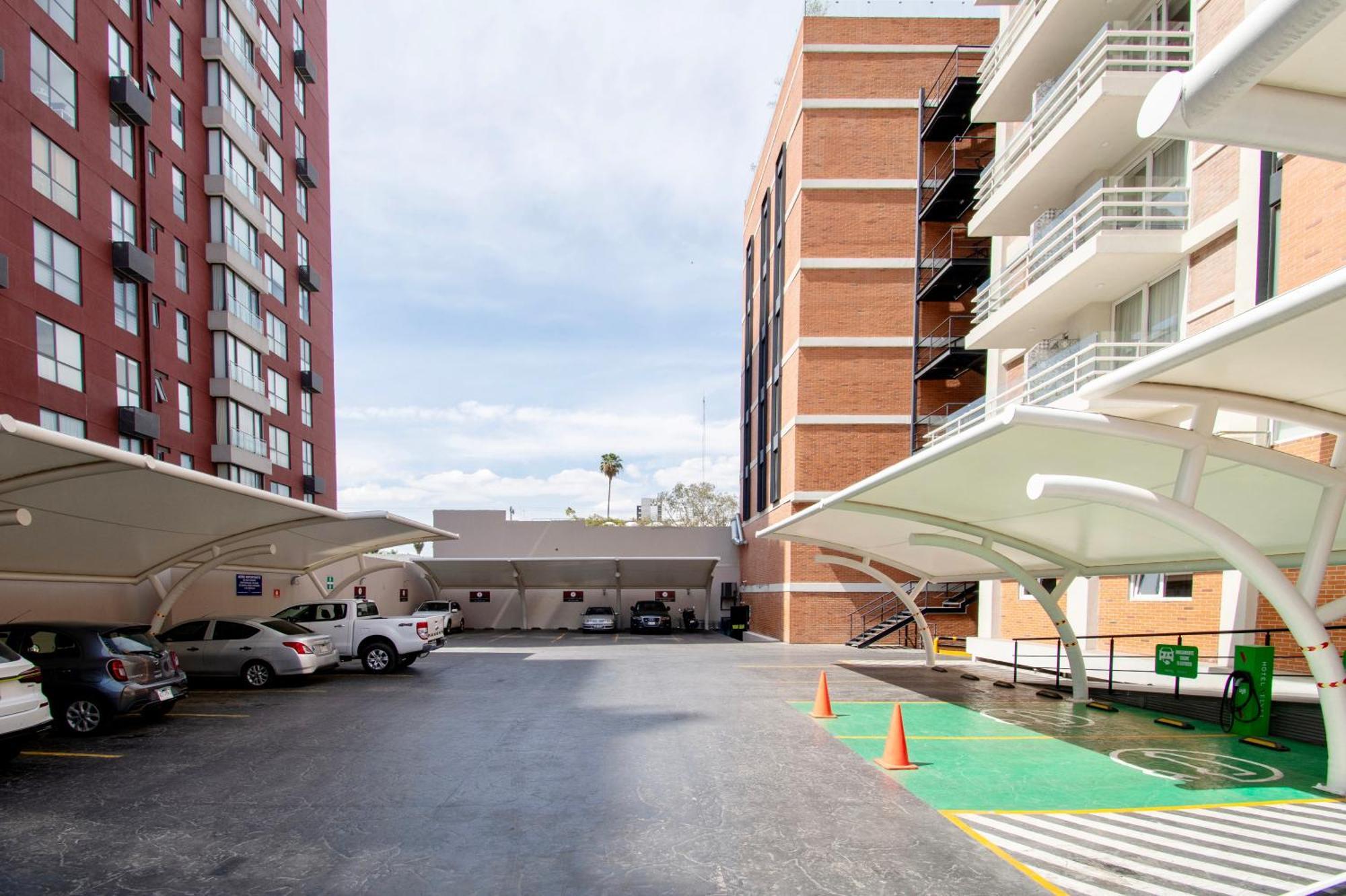 Hotel Velvet Plaza Γκουανταλαχάρα Εξωτερικό φωτογραφία