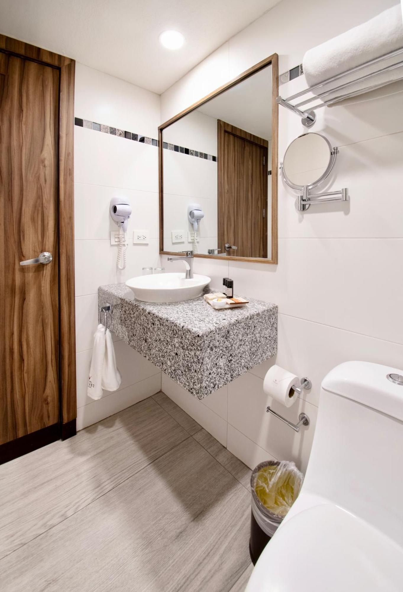 Hotel Velvet Plaza Γκουανταλαχάρα Εξωτερικό φωτογραφία