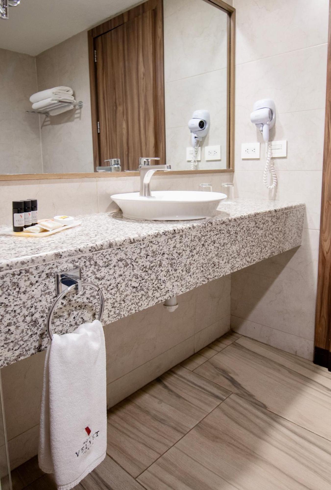 Hotel Velvet Plaza Γκουανταλαχάρα Εξωτερικό φωτογραφία