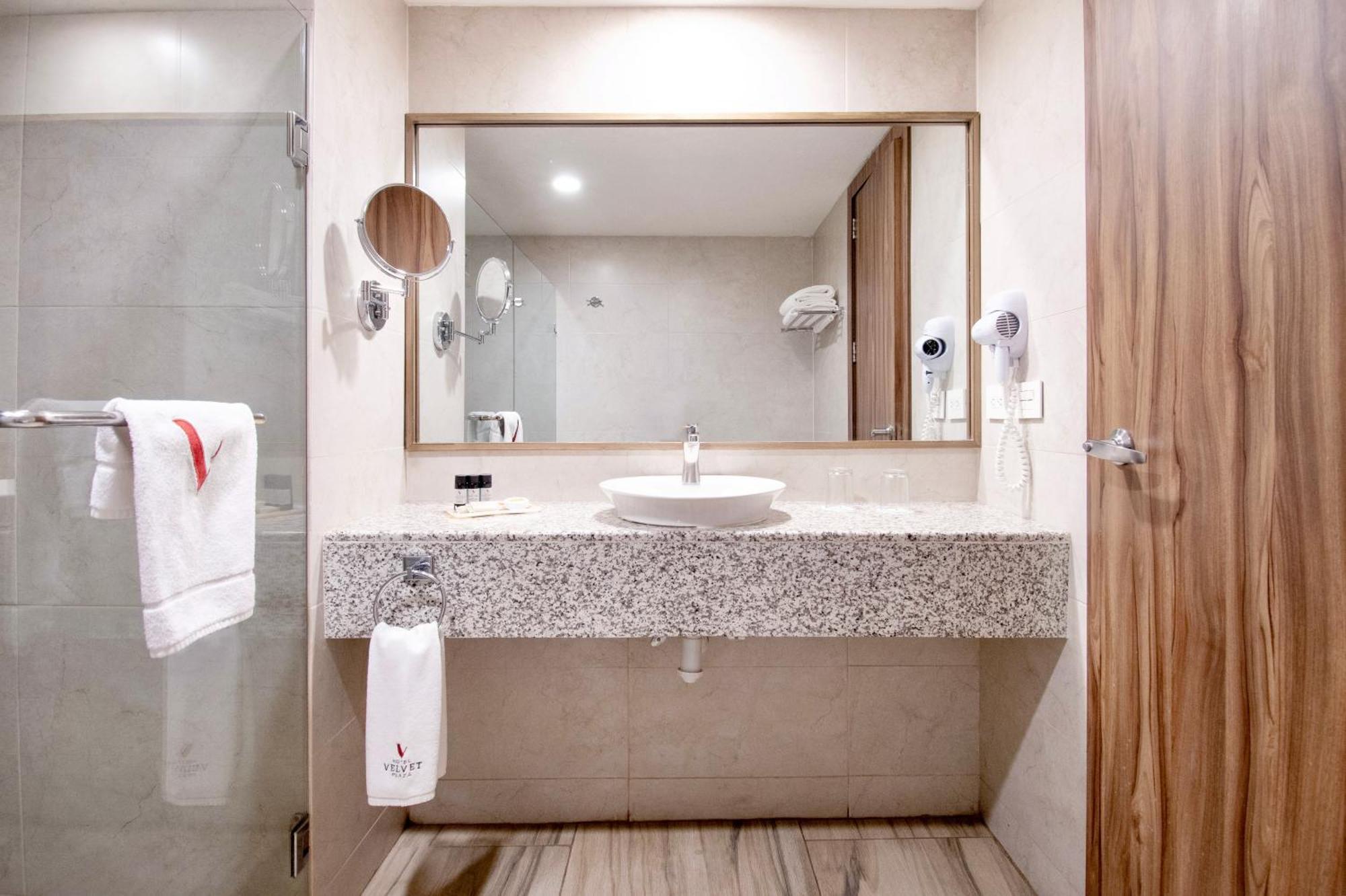 Hotel Velvet Plaza Γκουανταλαχάρα Εξωτερικό φωτογραφία